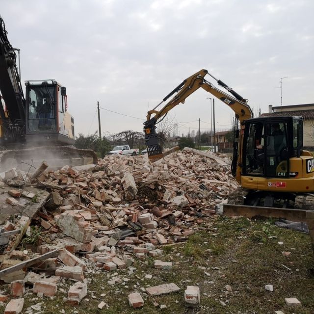 650_Foto-2_MB-G350-Caterpillar-305.5E-Italy-Demolition-Demolition-materials-and-bricks
