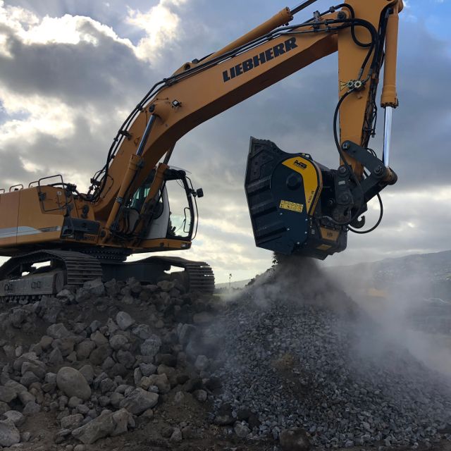 BF120.4-–-Liebherr-944-–-Reunion-–-blue-basalt-2-.640x640