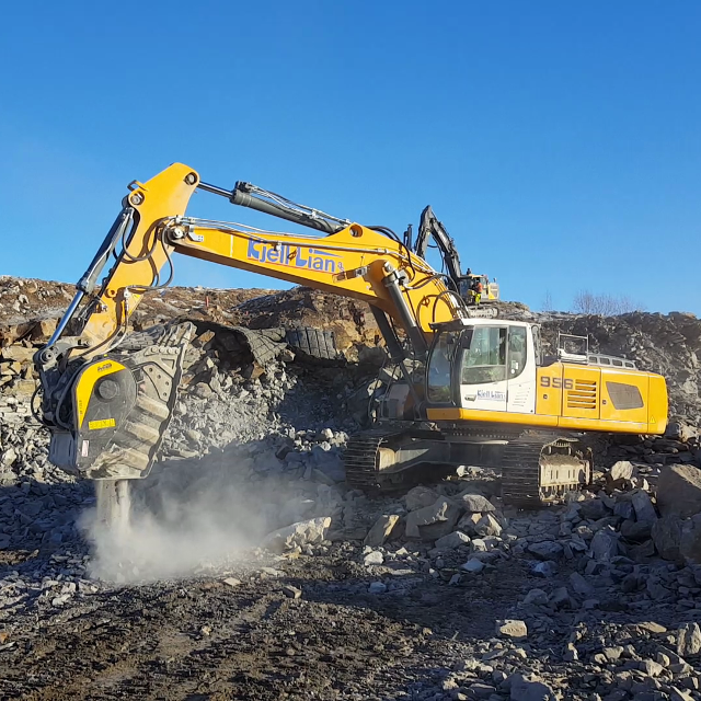 BF135.8-Liebherr-956-Nordway-basalt-and-rocks.640x640