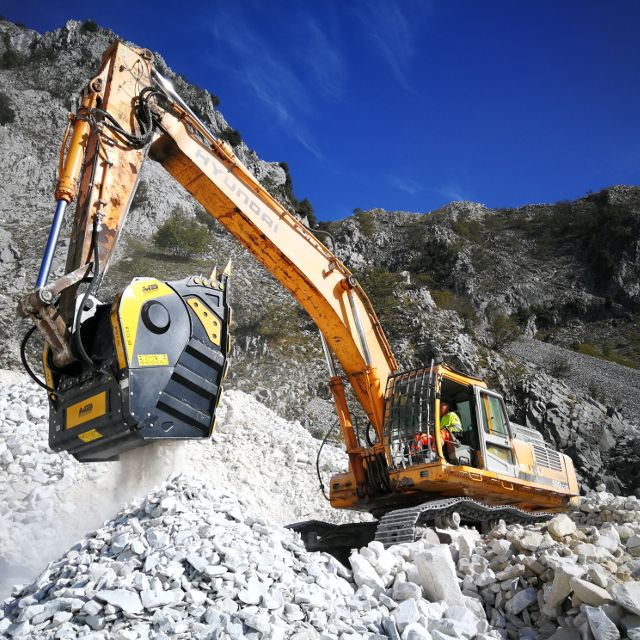 BF135.8-–-Hyundai-500LC-7A-–-Italy-–-quarry-Carrara-marble-2-.640x640
