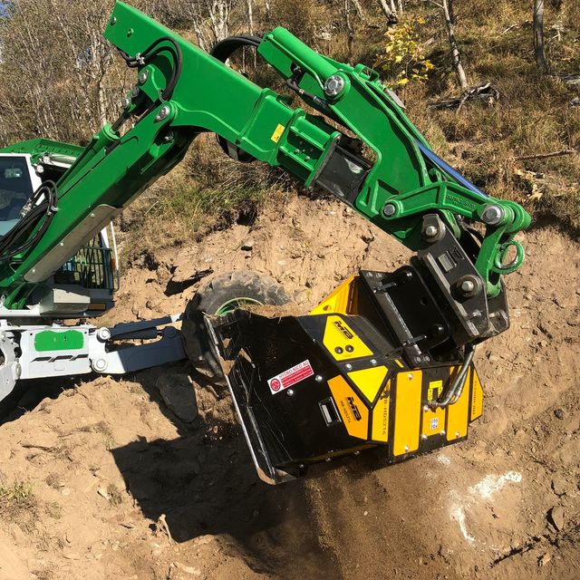Foto-2_MB-HDS214-RQ20-Menzi-Muck-M525x-Switzerland-Manteinance-of-green-areas-Excavation-soil_1639477392