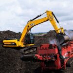 Gusenichnyj-ekskavator-JCB-JS330ME-700x500
