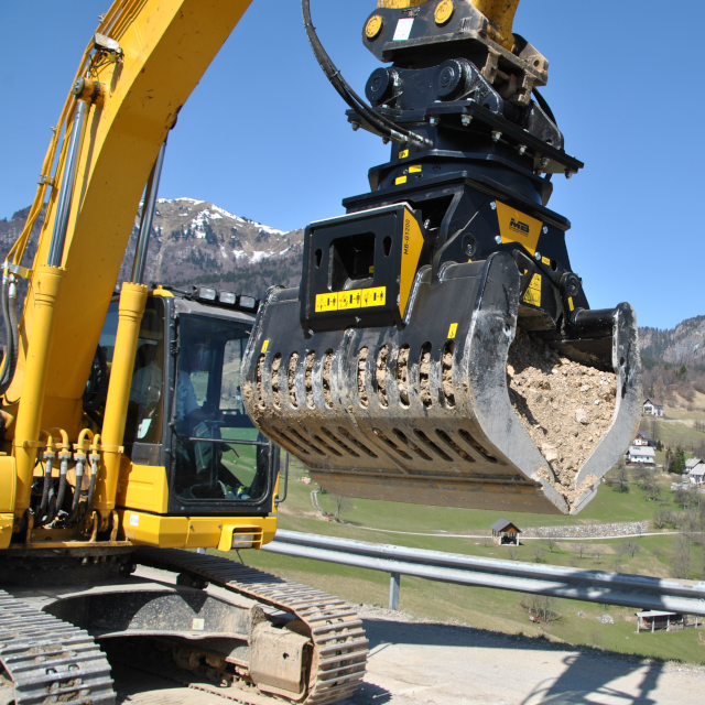 MB-G1200-–-Komatsu-PC210NLC-–-Slovenia-–-rocks-sand-road-construction-3-.640x640