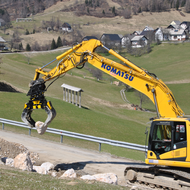 MB-G1200-–-Komatsu-PC210NLC-–-Slovenia-–-rocks-sand-road-construction-4-.640x640