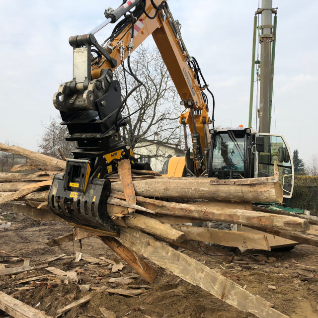 MB-G900-Liebherr-914-Italy-demolition-2-.640x640