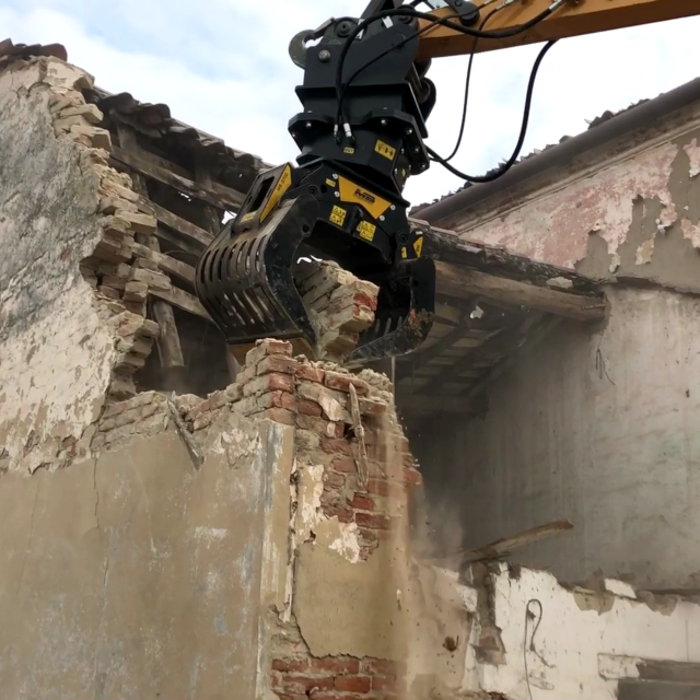 MB-G900-Liebherr-914-Italy-demolition-3-HD.640x640