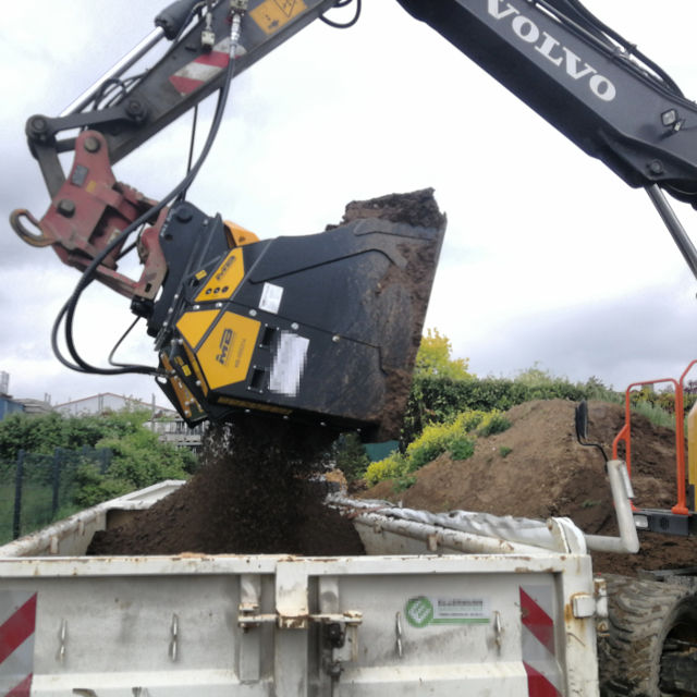 MB-HDS314-Volvo-EW150-Germany-Demo-Mixed-soil-and-crushed-material.640x640