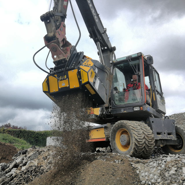 MB-HDS314_Volvo-EW150_Germany_mud_crushed-material.640x640