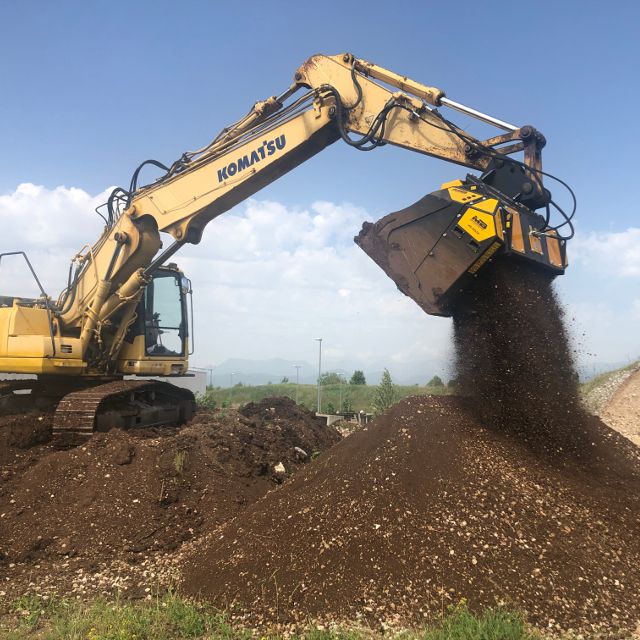 MB-HDS320-–-Komatsu-PC230-–-Italy-–-Recycling-–-Rugby-Soccer-fields-Soil-and-stones_1.640x640