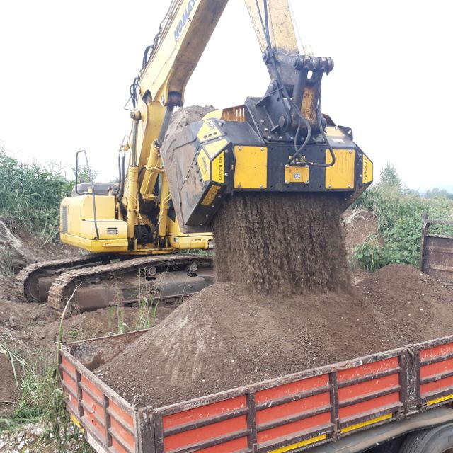MB-HDS320-–-Komatsu-PC230-–-Italy-–-Recycling-–-Rugby-Soccer-fields-Soil-and-stones_2.640x640