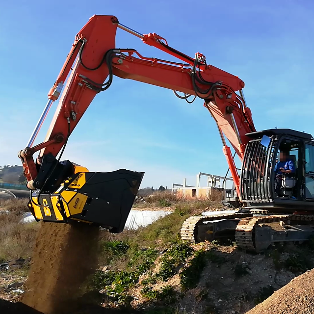 MB-HDS320_Hitachi-Zaxis-210-LCN_Italy_recycling_composting_wet-soil_clay_1.640x640
