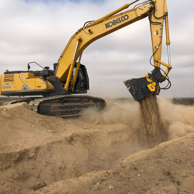 MB-HDS320_Kobelco-SK300LC_USA_utility-works_soil_rocks.640x640