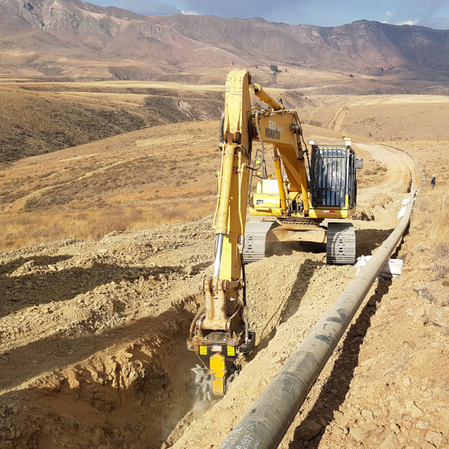 MB-R800-Komatsu-PC200-Bolivia-rocks-granite_640x640
