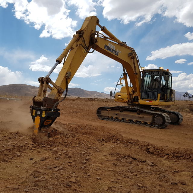 MB-R800_Komatsu-PC200_Bolivia_rocks_granite.640x640