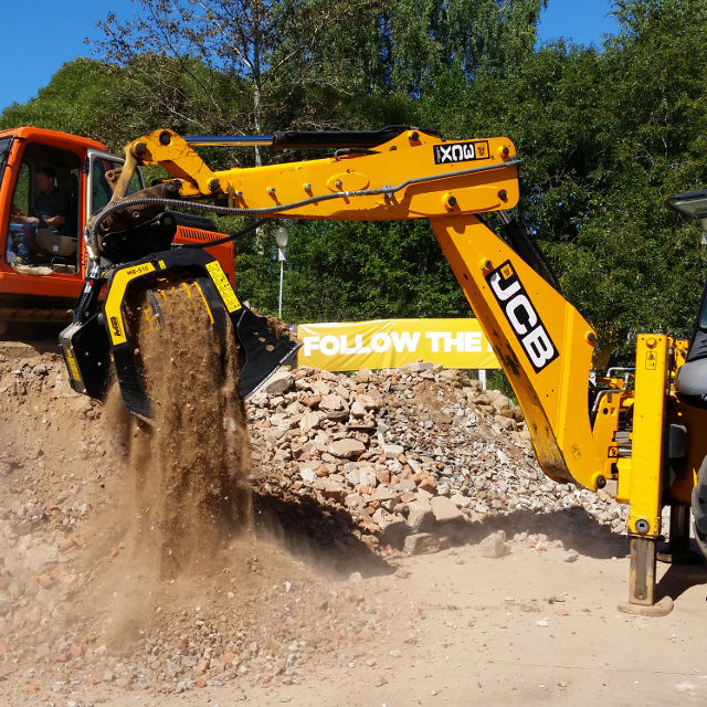 MB-S10-JCB-Italy-on-backhoe-loader_640x640