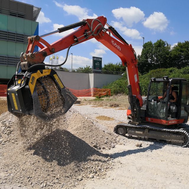 MB-S10-–-Kubota-KX080-4-–-Slovenia-–-demolition-material.640x640