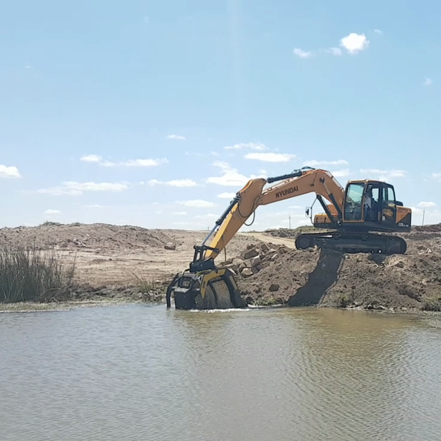 MB-S18_Hyundai-220LC-95_Uruguay_basalt_river-stone.640x640